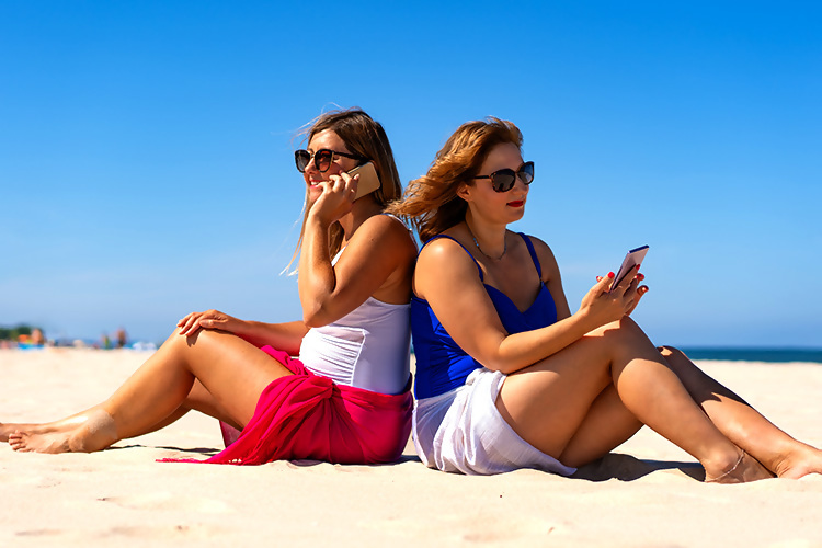 נשארים אונליין, בלי לפגוע בסוללה: כל הטיפים למטיילים בחו"ל